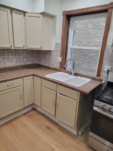 Building Photo - 4830 W Oakdale Ave