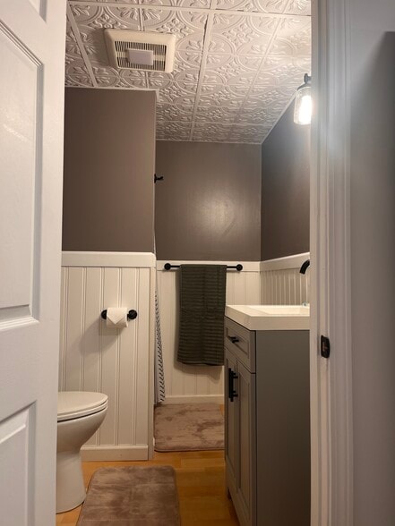 Building Photo - 266 Malletts Bay Ave