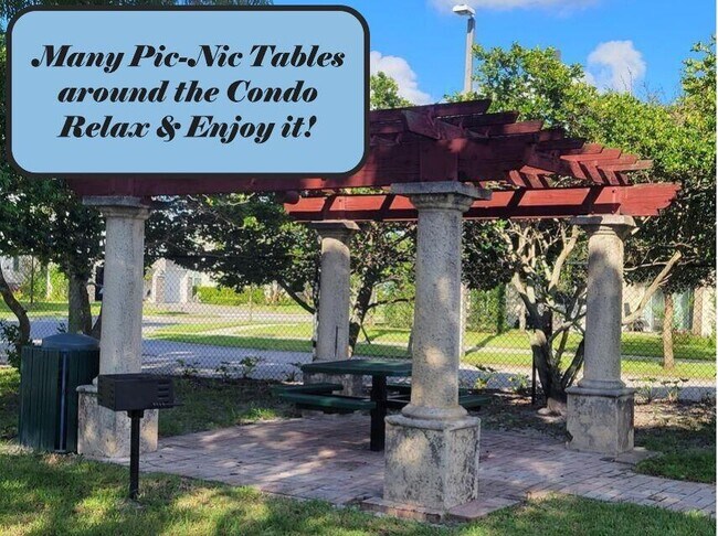 Building Photo - 1700 Crestwood Ct S