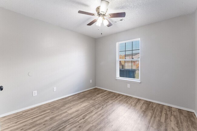 Building Photo - 3300 SW Landau Ct