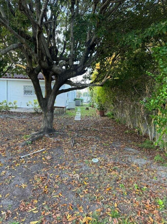 Building Photo - 3600 SW 26th St