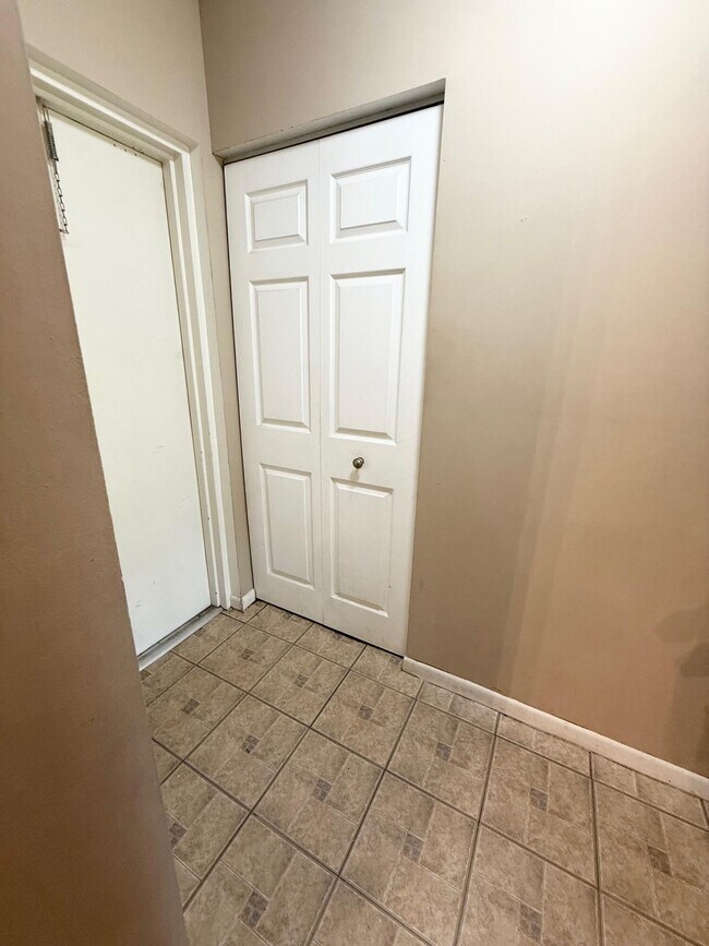 Building Photo - 930 SW 9th St Cir