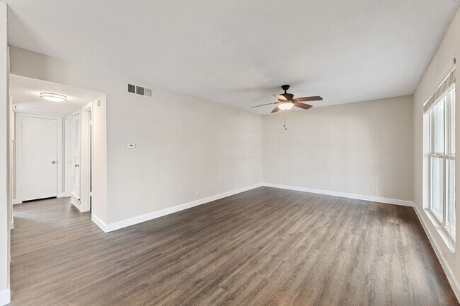 Building Photo - 5005 Manor Rd
