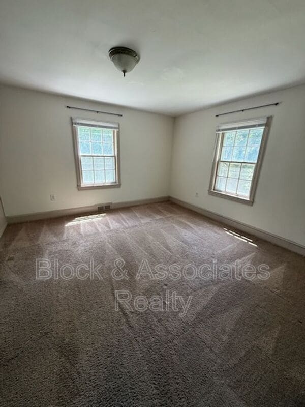 Building Photo - 227 Lexington Rd