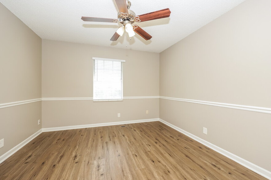 Building Photo - 3205 Country Lawn Dr