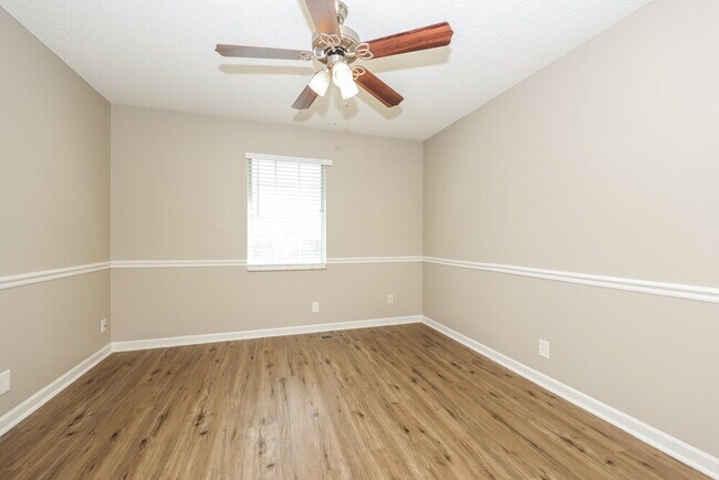Building Photo - 3205 Country Lawn Dr