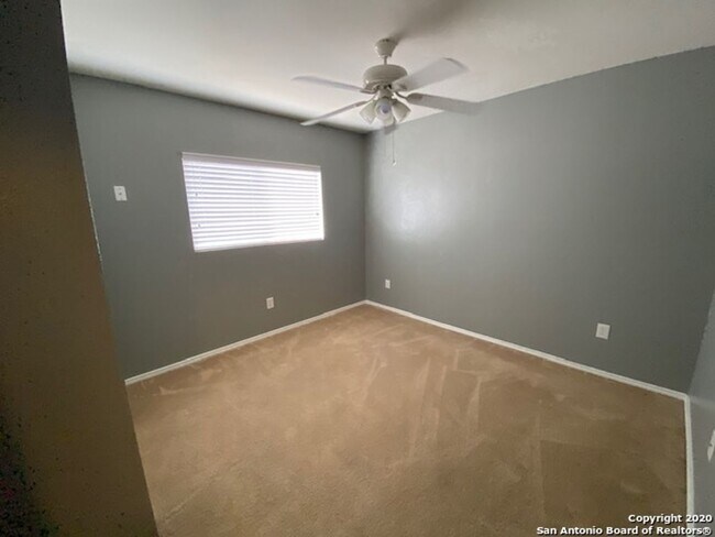 Building Photo - Great Floor Plan ~ Great Location ~ Lots o...