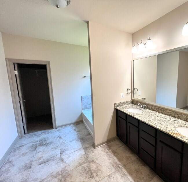 Building Photo - "Desirable 3-Bedroom Home with Guest Suite in Pelican Lakes - A Must-See Rental Property!"