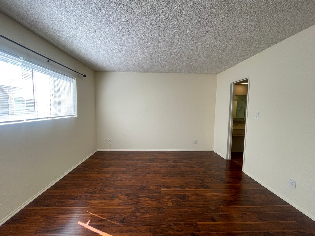 Building Photo - 5330 Zelzah Ave