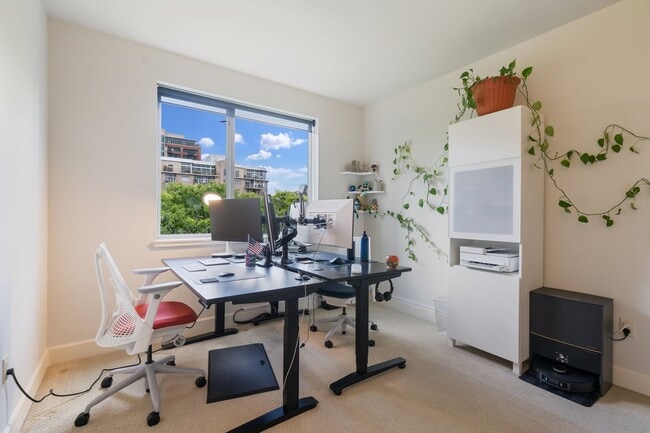 Building Photo - 2 Bed, 2 Bath Bright & Modern Condo in the Pearl District - Now Available!
