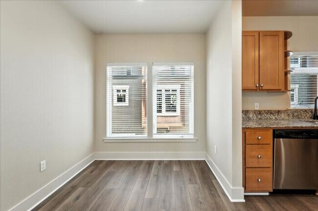 Building Photo - Dual-Purpose Townhome: Perfect for Profess...