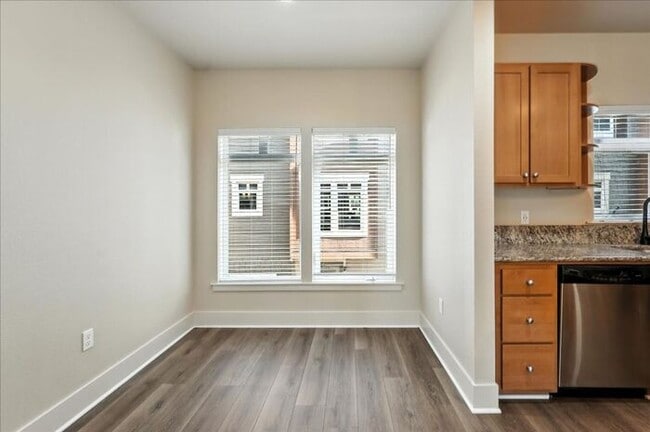 Building Photo - Versatile Townhome: Perfect for Live/Work ...