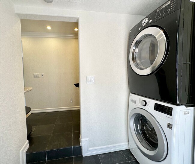 Building Photo - North Park/Hillcrest- Modern and Spacious 2 Bedroom with 2 Car Garage, Washer/Dryer and AC.