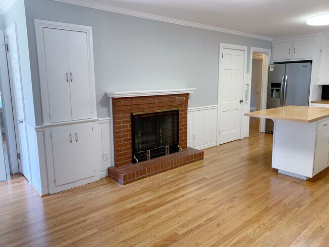 Building Photo - Beautiful 4 Bedroom 2 Bathroom home in the...