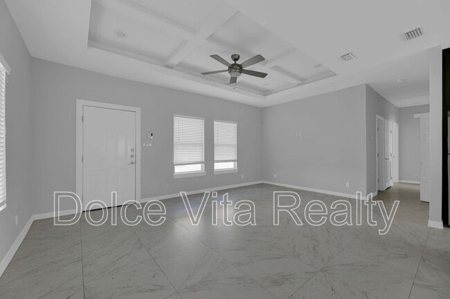 Building Photo - 1012 E la Cantera Ave