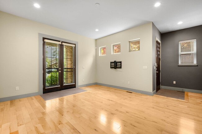 Building Photo - LUX 4BD, 5BA SloHi Home with Finished Base...