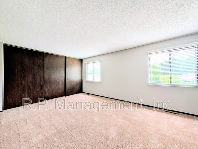 Building Photo - 170 Wentworth Ave W