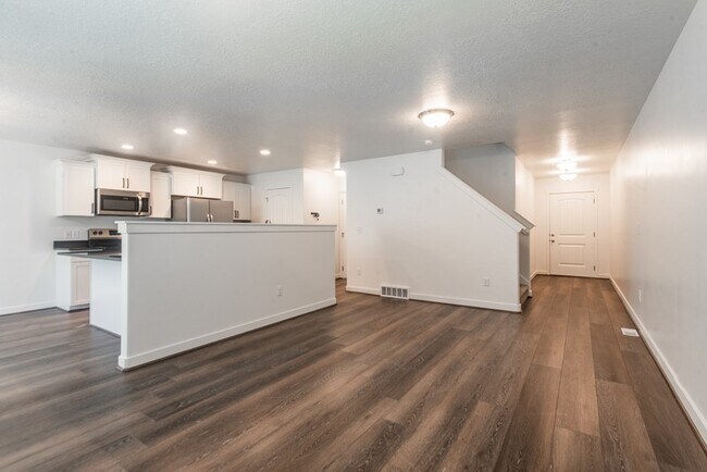 Building Photo - 461 S Day Dream Ln