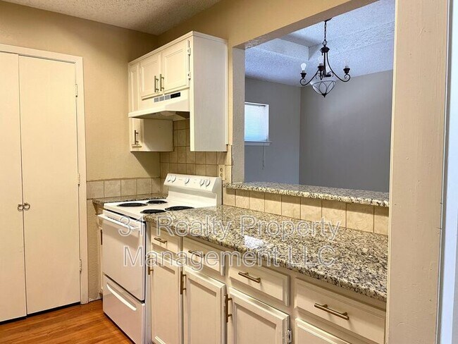 Building Photo - 8710 California Dr