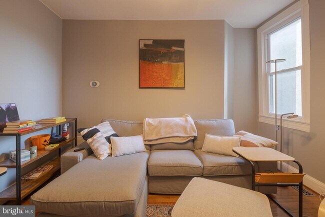 Building Photo - 835 Wellington St