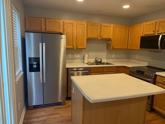 Building Photo - Well Maintained 3 Bedroom Townhome - Neigh...