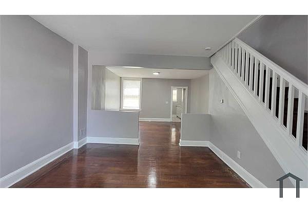 Building Photo - 2 Bedroom home with Rear Yard