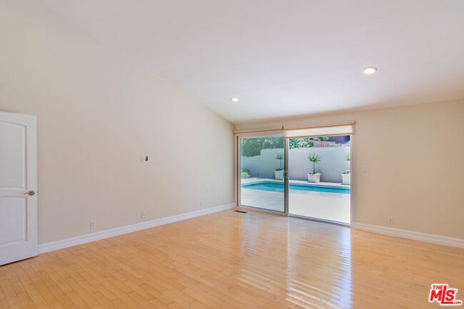 Building Photo - 480 N Robinwood Dr