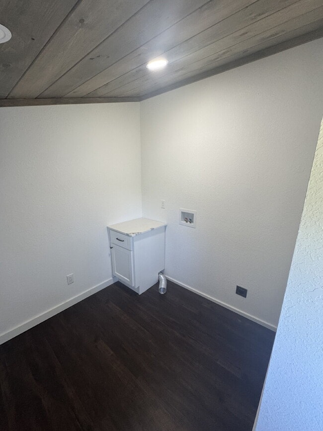 Building Photo - "Charming 2-Bedroom Duplex Retreat on Everett Road Unit B – 2 Full Baths and 1155 Sq Ft of Comfor...