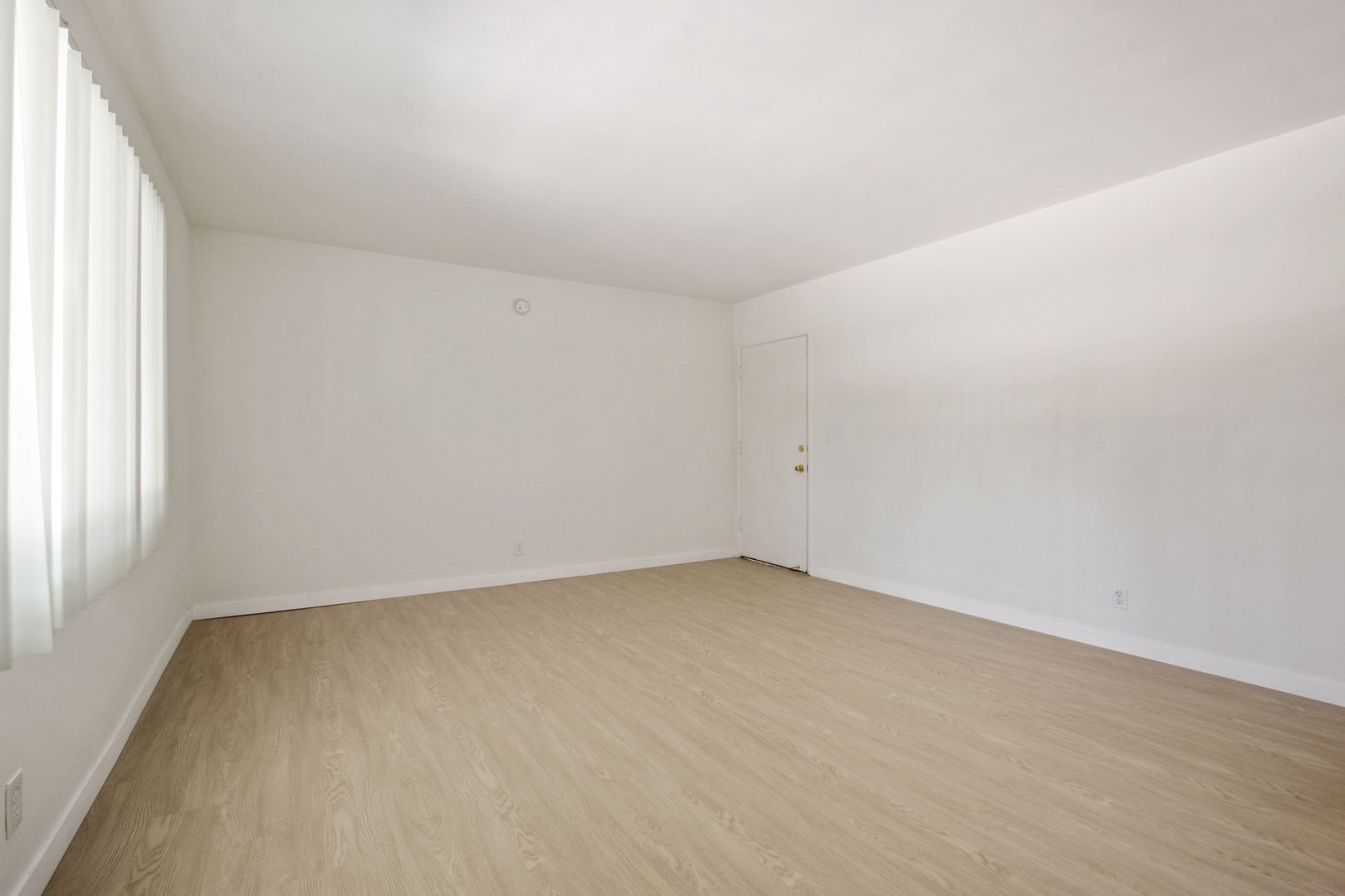 Building Photo - 10908 SM Blvd, prime Westwood, near transit