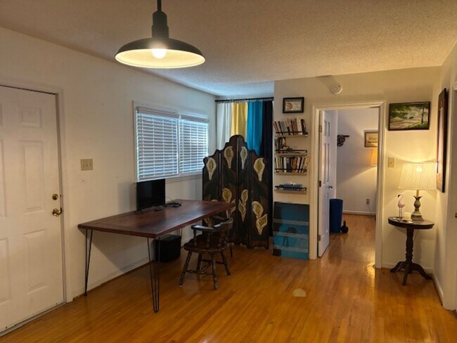 Building Photo - Fully furnished 1 bedroom 1 bath garage ap...