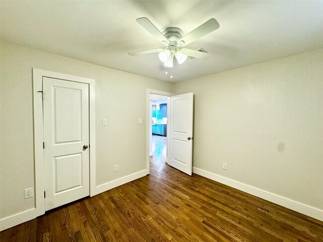 Building Photo - 1035 Louise St