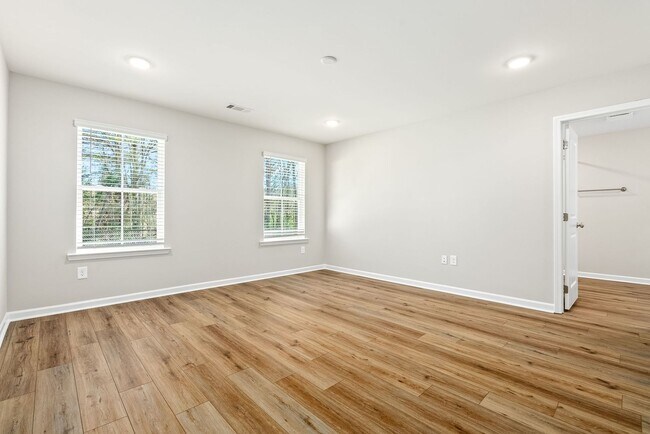 Building Photo - 1/2 off 1st months rent if you sign a lease by 6/1/26!