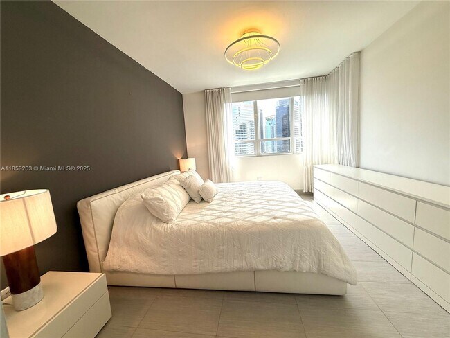 Building Photo - 801 Brickell Key Blvd