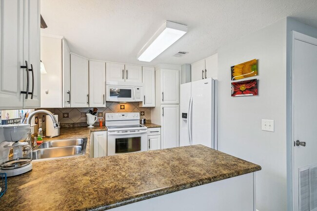 Building Photo - 5710 Sunset Ave