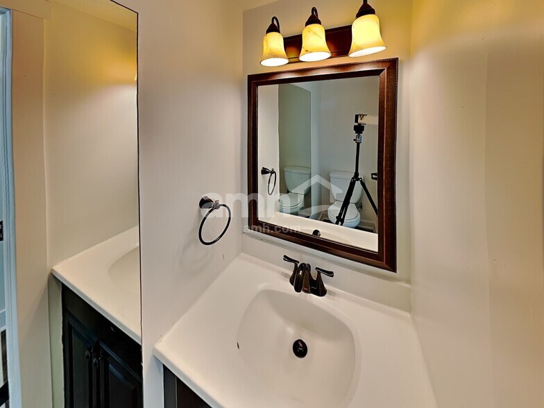 Building Photo - 5806 S Stone Flower Way