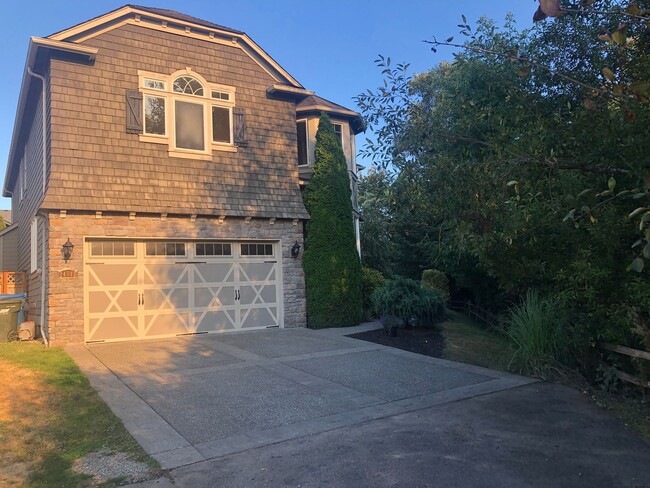 Building Photo - Custom Kent Easthill 2 Story