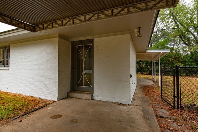 Building Photo - 895 Greg Dr