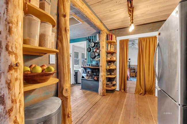 Building Photo - 3 bd 2 ba country cabin close to town