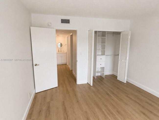 Building Photo - 4261 W Palm Aire Dr