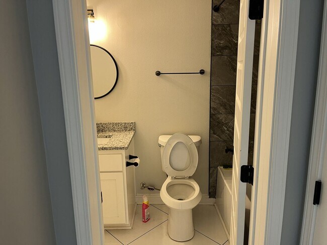 Building Photo - 606 E 23rd St