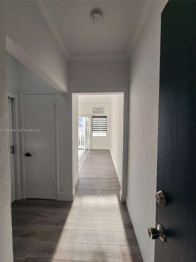 Building Photo - 2101 Normandy Dr