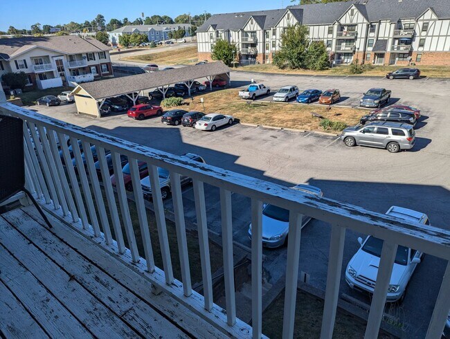 Building Photo - St. Charles Condo, Large Living Room, Private Pool, Storage, Balcony