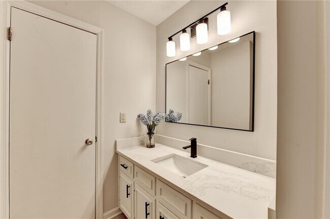 Building Photo - 5100 Forest Mist Dr