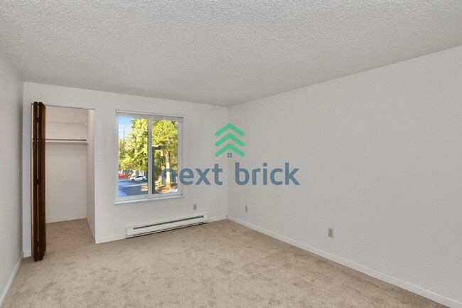 Building Photo - 2 Bed and 1 Bath Bellevue Condo is Availab...