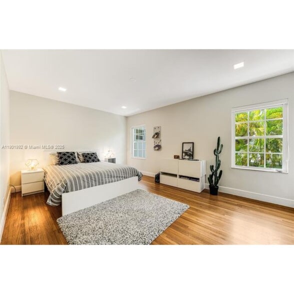 Building Photo - 140 N Hibiscus Dr