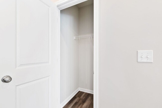Building Photo - Move-In Ready 4-Bedroom Townhome in Rosedale!