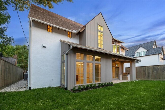 Building Photo - 2214 Bartlett St