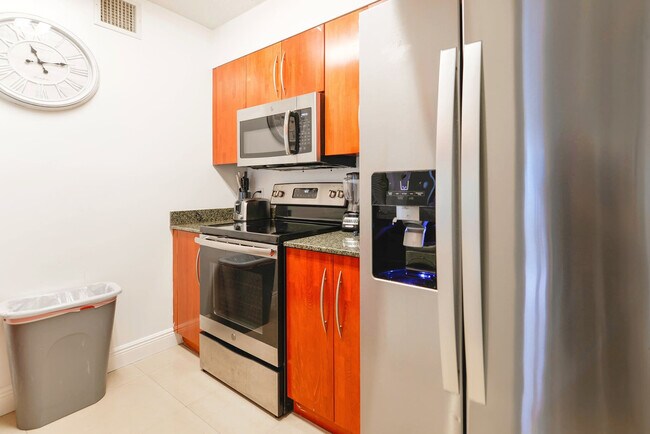 Building Photo - 1200 Brickell Bay Dr