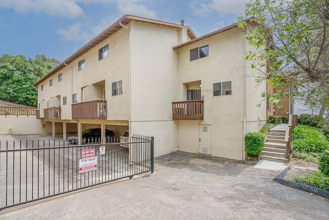 Building Photo - Spacious 2 Bedroom / 1.5 Bath Condominium ...