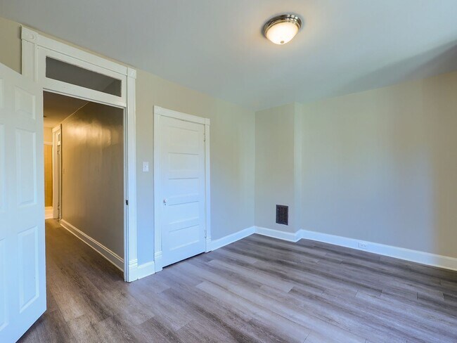 Building Photo - 4 Bedroom Home